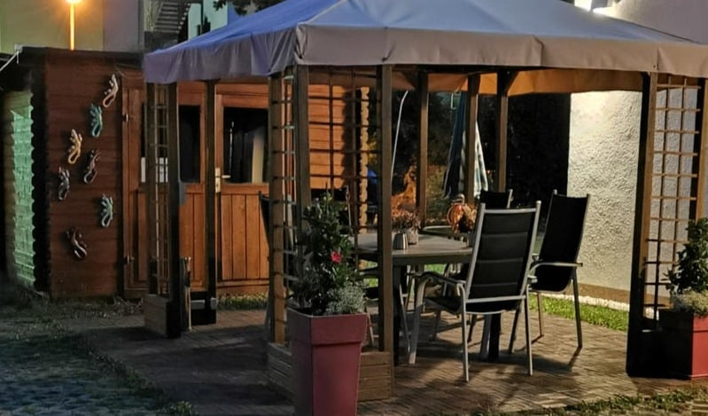 Pavillon im Garten des Apartmenthauses
