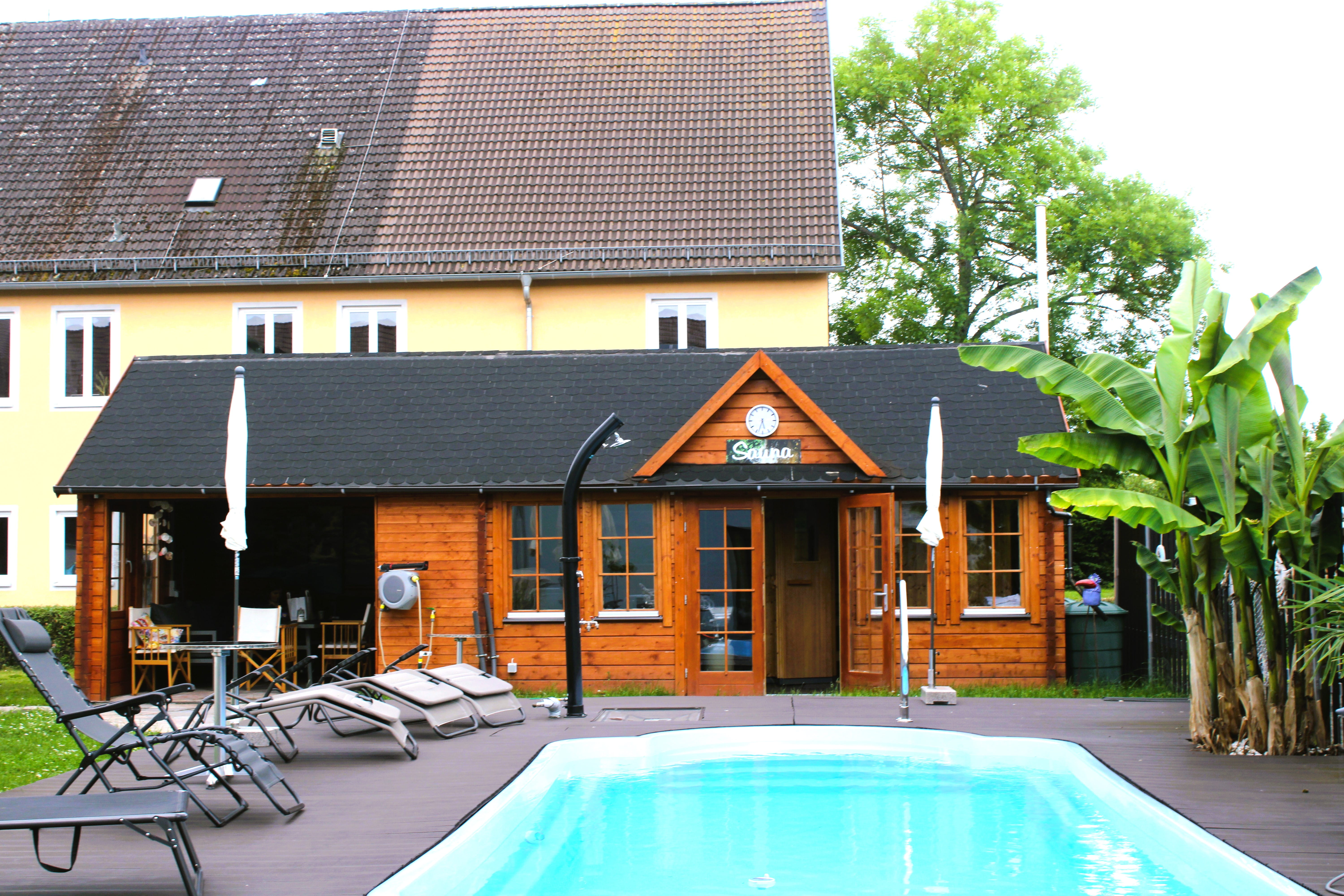 Pool am Apartmenthaus